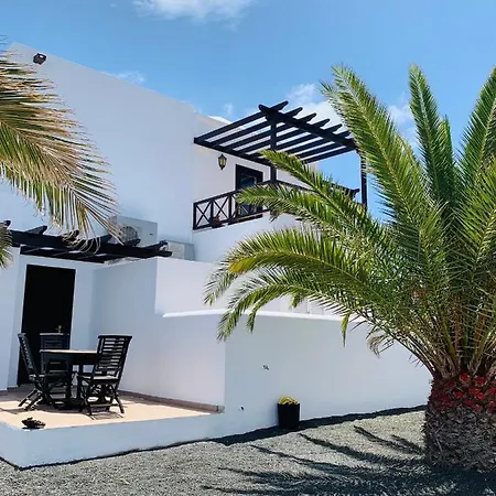Lovely Casa Felicidad, Swimming Pool, Wifi X Private Garden Сasa de vacaciones Playa Blanca (Lanzarote)