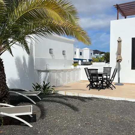 Lovely Casa Felicidad, Swimming Pool, Wifi X Private Garden Сasa de vacaciones Playa Blanca (Lanzarote)