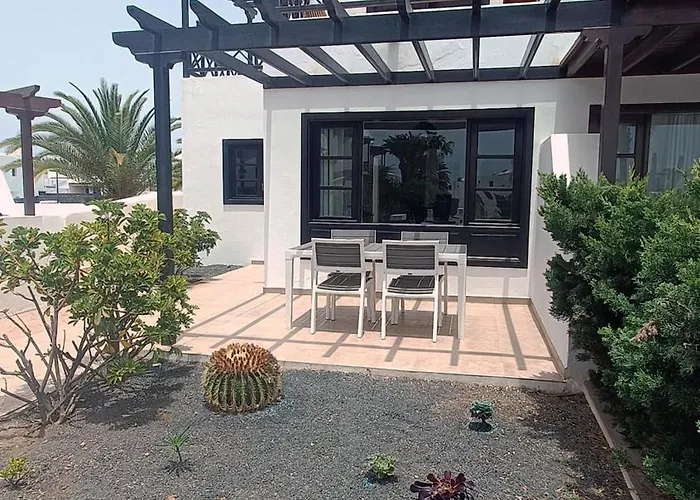 Lovely Casa Felicidad, Swimming Pool, Wifi X Private Garden بيت للعطل