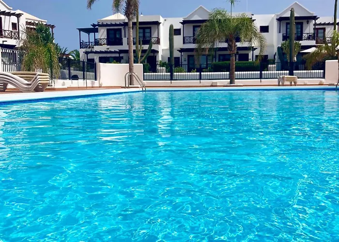 Lovely Casa Felicidad, Swimming Pool, Wifi X Private Garden بيت للعطل *