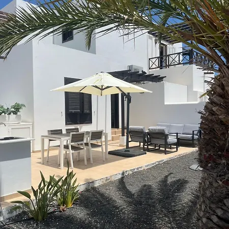 Lovely Casa Felicidad, Swimming Pool, Wifi X Private Garden Playa Blanca